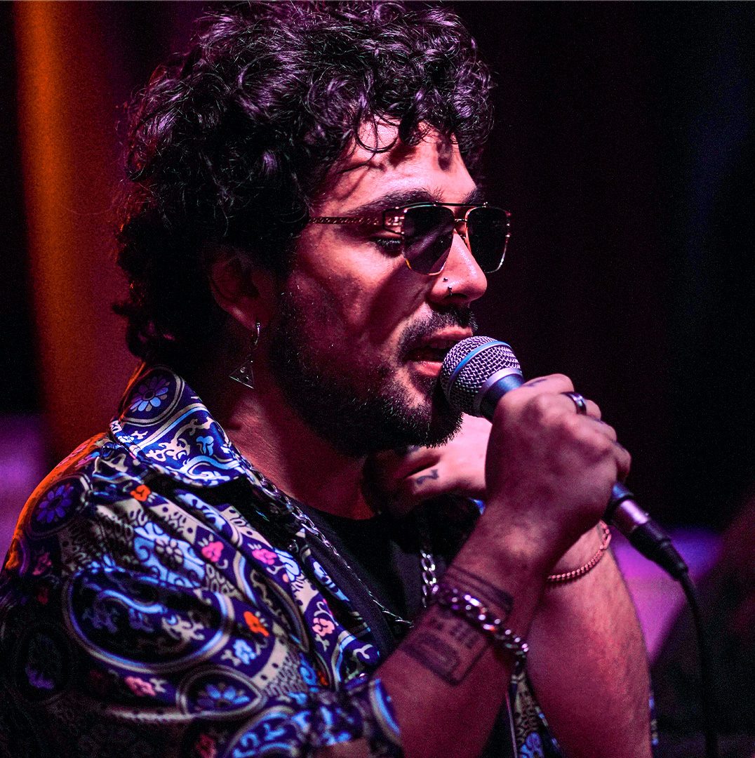 Cantante de Golden Groove en vivo