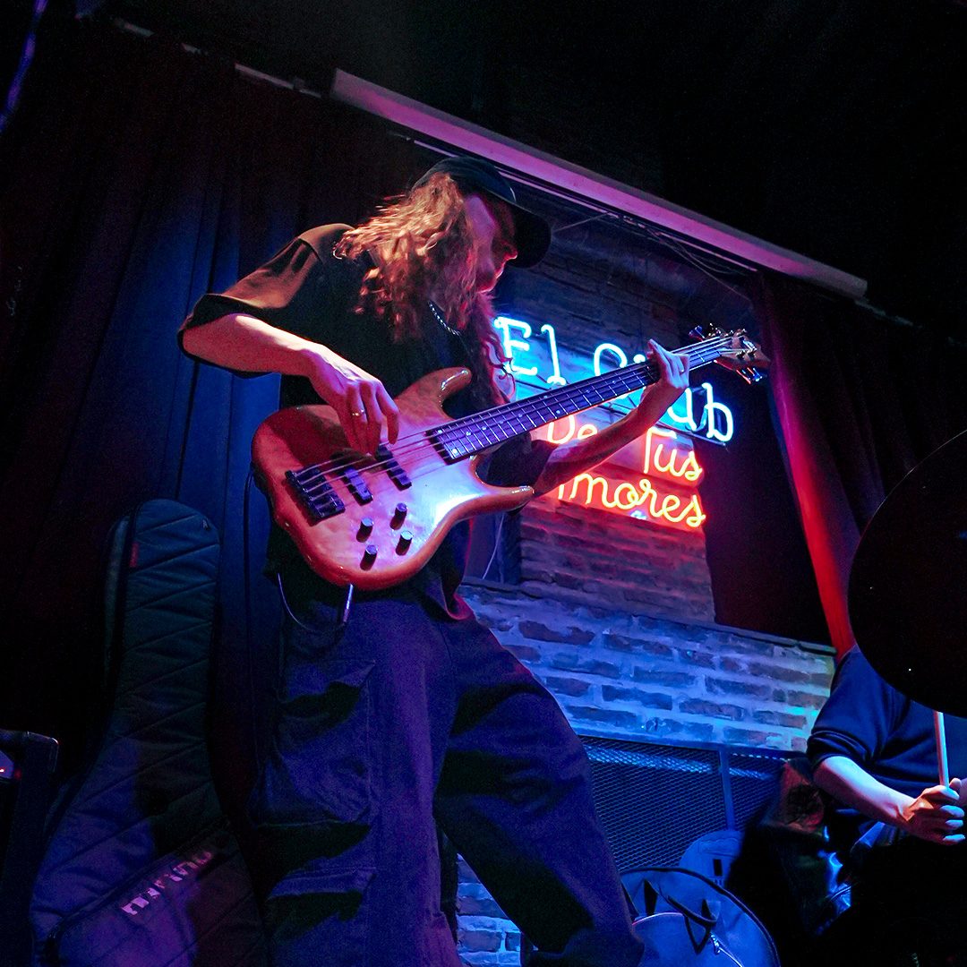 Bajista de Golden Groove en vivo