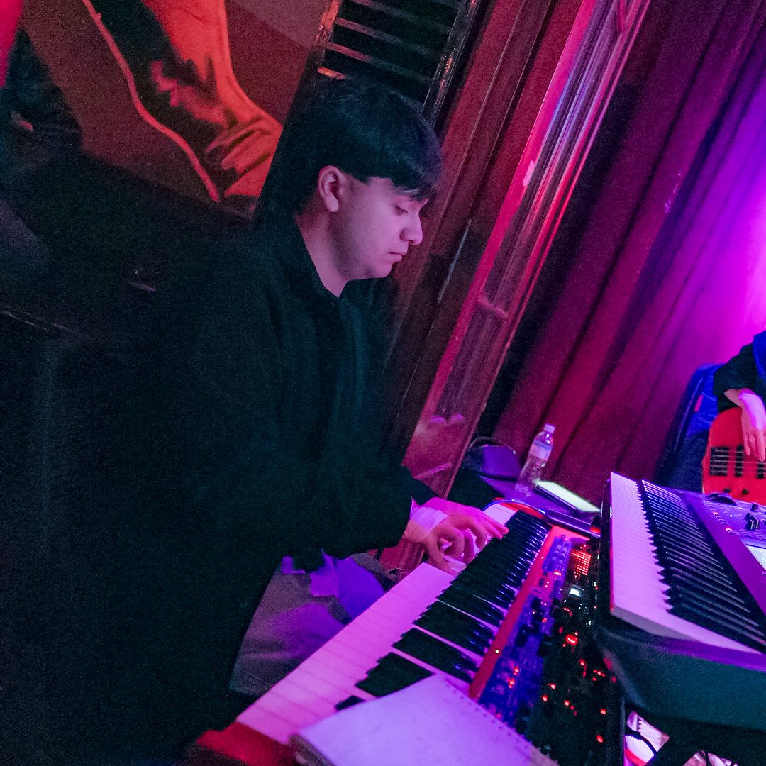 Tecladista de Golden Groove en vivo