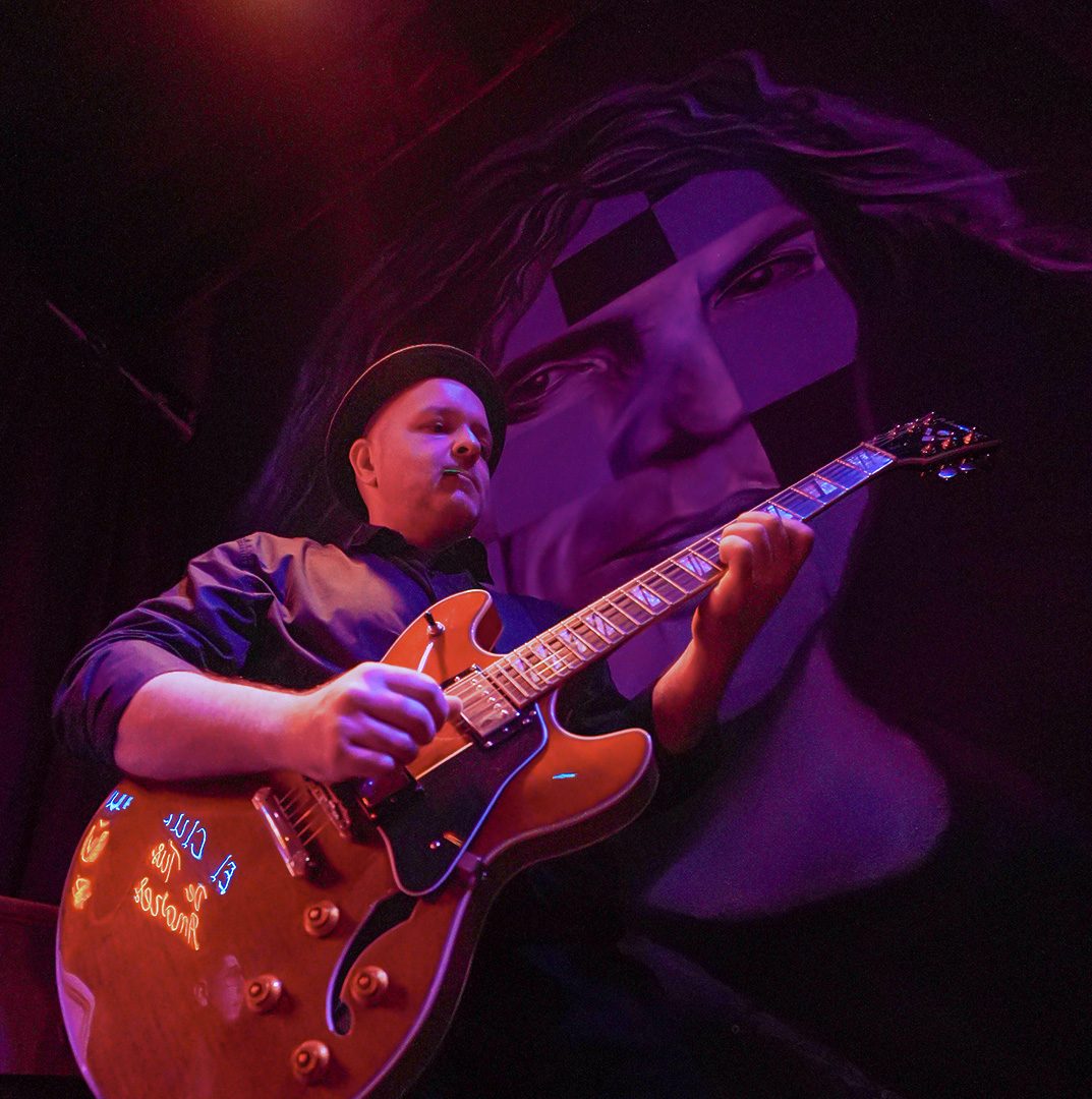 Guitarrista de Golden Groove en vivo