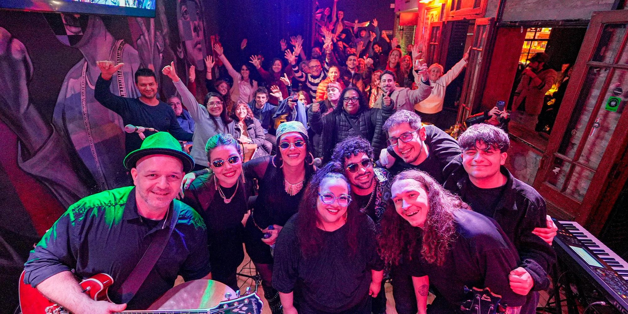 Golden Groove y el público en El Club de Tus Amores